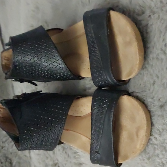 Sandle - Picture 3 of 4